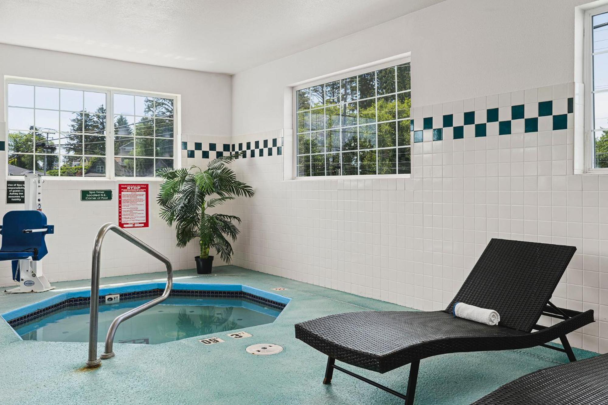The Ashley Inn & Suites Lincoln City Exteriör bild